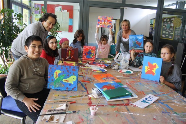 Künstlertreffen im Stadtteilhaus: Kazim Heydari (links) und Britta Samanns unterstützten die Kinder bei ihrem Kunstschaffen.
