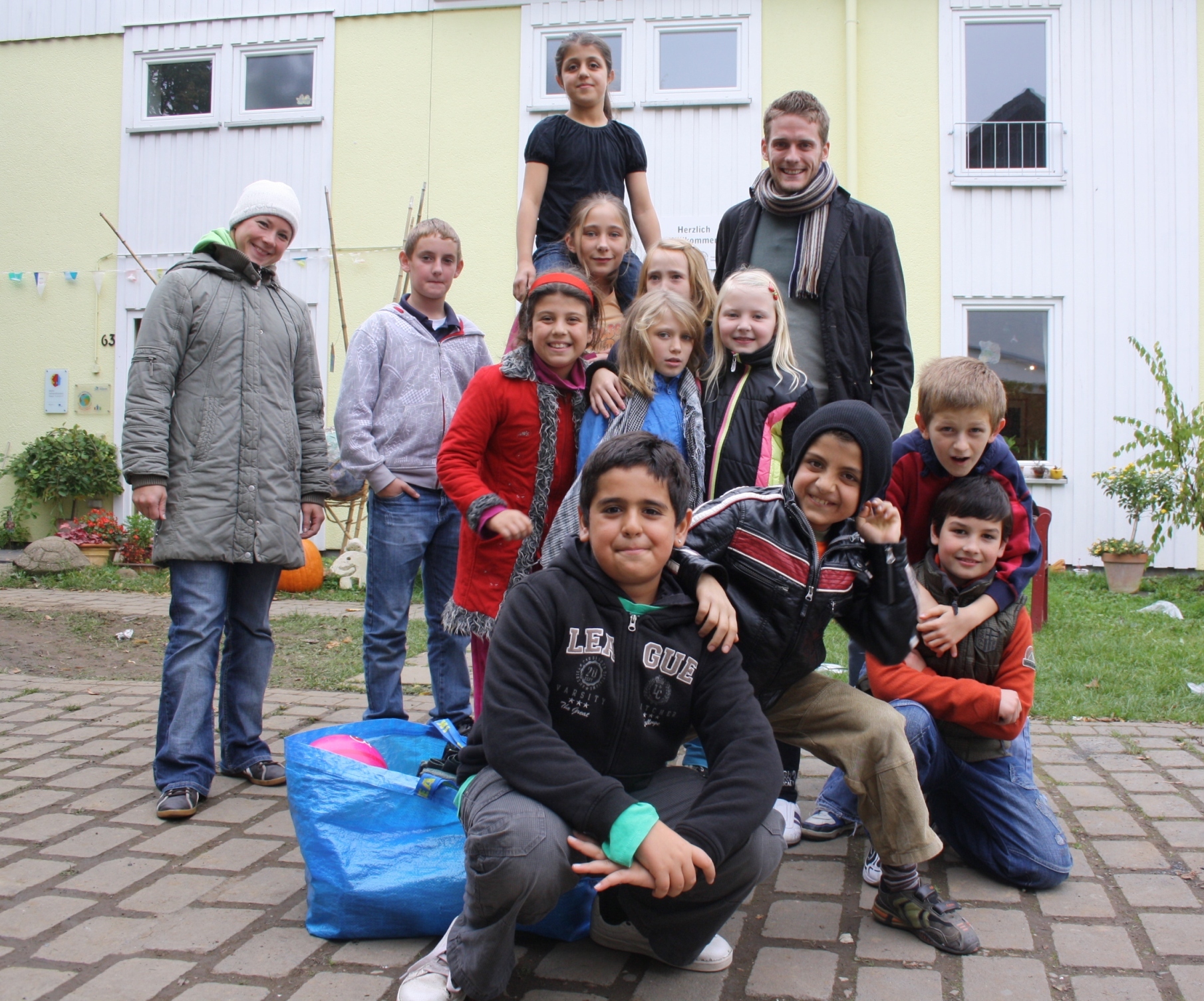 Kinder stark machen gegen Gewalt: Silke Rebhan (links) und Jan Karliczek mit den lebhaften Kindern vor dem Haus International.