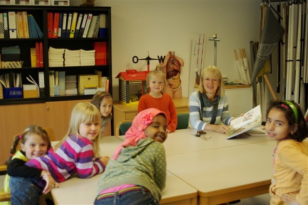 Gespannte fidele Zuhörer: Vorlesetag an der Roncalli-Schule.