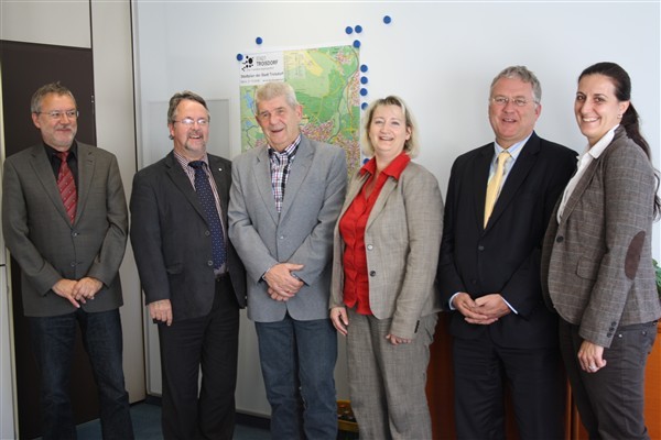 Suchen Paten für Ausbildung: v.l. Karl-Heinz Theus, Jürgen Schweitzer, Theo Müller, Angela Schumacher, Bürgermeister Klaus-Werner Jablonski und Birgit Binte-Wingen.