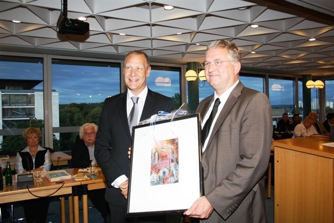 Nach nur vier Jahren im Troisdorfer Rathaus wechselt Wolfgang Fuchs (links) zur Stadt Bonn. Bürgermeister Jablonski bedankte sich für die gute Zusammenarbeit.