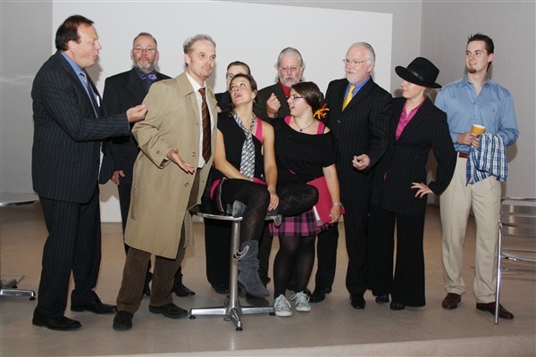 Musik und Schauspiel verschmelzen: Troisdorfer Sängerinnen und Sänger sowie ein Theaterensemble führen Bach-Kantaten in der Johanneskirche als beschwingte Oper auf.