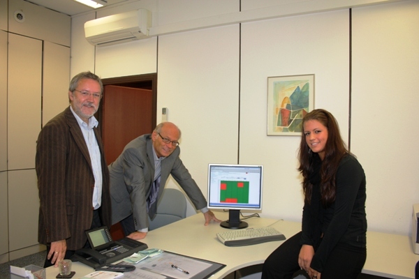 Karl-Heinz Theus (l.) und Sportdezernent Heinz Eschbach lassen sich von Sportamt-Mitarbeiterin Kristina Nies den neuen Belegungsplan erläuern