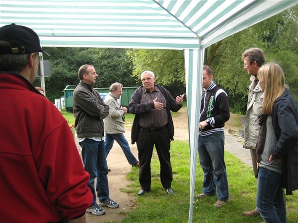 Ortsvorsteher Alfons Bogolowski (Mitte) im Gespräch mit Helfern