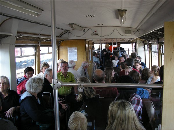Fahrt mit Rhabarberschlitten: 70 Teilnehmer- mehr faßte die Bahn nicht! Die Nachfrage war so hoch, dass die Bahn drei Mal hätten fahren können. Der ehrenamtliche Denkmalpfleger Kurt Schneider und Clemens Overath von der RSVG haben die Teilnehmer der Fahrt mit vielen Informationen und witzigen Anekdoten unterhalten.