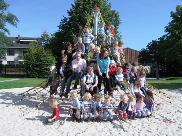 Die Kinder der Kita Lambertusstraße freuen sich über den Scheck