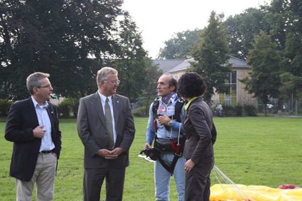 Vor der Burg Wissem landete der bekannte frühere Reck-Weltmeister und jetzige Bundestagsabgeordnete Eberhard Gienger mit seinem Fallschirm aus 1000 Metern Höhe und wurde dort von seiner Bundestagsabgeordneten-Kollegin Lisa Winkelmeier-Becker und Bürgermeister Klaus-Werner Jablonski begrüßt.