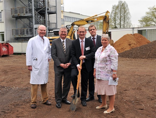 1. Spatenstich: v.l. Dr. med. Rolf Handrup, Bürgermeister Klaus-Werner Jablonski, Bertin Blömer, Michael Hütt und Margarete Menrath hinter dem Krankenhaus.