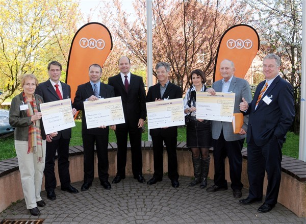 Freude über Spenden: v.r.n.l. Bürgermeister Klaus-Werner Jablonski, Clemens Bruch (SKM) und Regina Lunetta (Troisdorfer Tafel), 4.v.l. Thomas Kraus (TNT Express) und weitere Spendenempfänger.