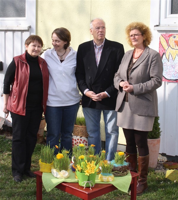 Bewunderten die Osterdeko im Mehrgenerationenhaus: v.l. Elena Frei, Aneta Jeczmyk, Vize-Bürgermeister Manfred Catrin und Claudia Hoffmann.