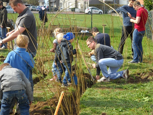 Kinder und Väter bauten gemeinsam das große Eschmarer Tipi.