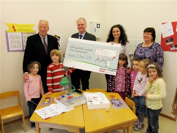 Freuten sich mit den Kindern: v.l. Vize-Bürgermeister Manfred Catrin, Henkel-Mitarbeiter Bernd Huppertz, Angela Hähn, Vorsitzende des Fördervereins der Kita, und Kita-Leiterin Walburga Hüffel.