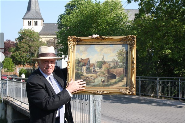 Geschichte und Geschichten aus Sieglar: Kurt P Schneider am Mühlengraben mit einem Bild von Jean Esch.