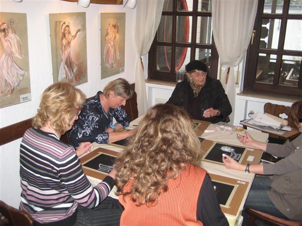 Ri Meuser (mit Hut) und ihre Malschülerinnen fleißig in der Weinstube Broel.