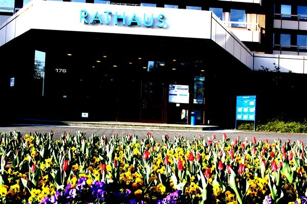 Rathaus im Frühling, aber an Ostern geschlossen.