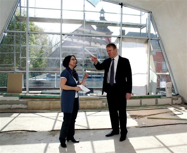 Freuen sich über den Baufortschritt: Kulturdezernent Stephan Kuhnert und Mitarbeiterin Beate von Berg im Neubau der Burg.