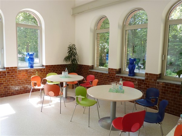 Der attraktive Gemeinschaftsraum im Familienzentrum wird zur Bühne.