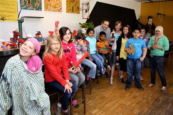 Der Künstler Kazem Heydari zeigte den Kindern, wie man Abfall in Kunst verwandeln kann.