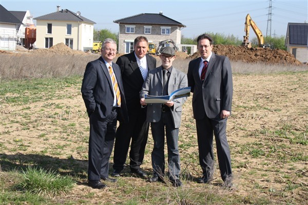 4. Bauabschnitt: v.l. Bürgermeister Klaus-Werner Jablonski, Baudezernent Hans-Christian Lehmann, Planungsamtsleiter Claus Chrispeels und Mitarbeiter Ralph Kugeler stehen im wahrsten Sinne im Schonsfeld.