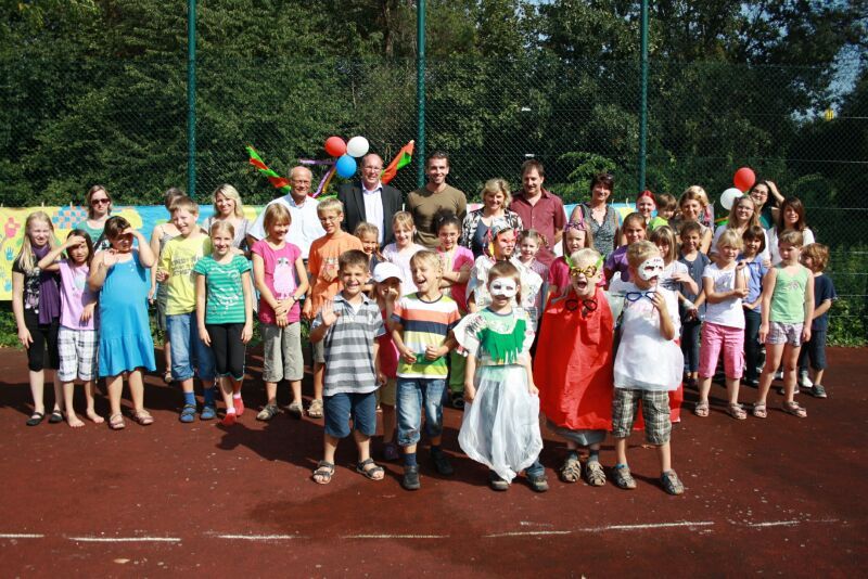 Viel Spaß am Haus Rott: Die Kinder von KeTS mit Betreuerinnen und Heinz Eschbach (hinten links neben den Ballons) und Jörg Beensen (rechts neben den Ballons).