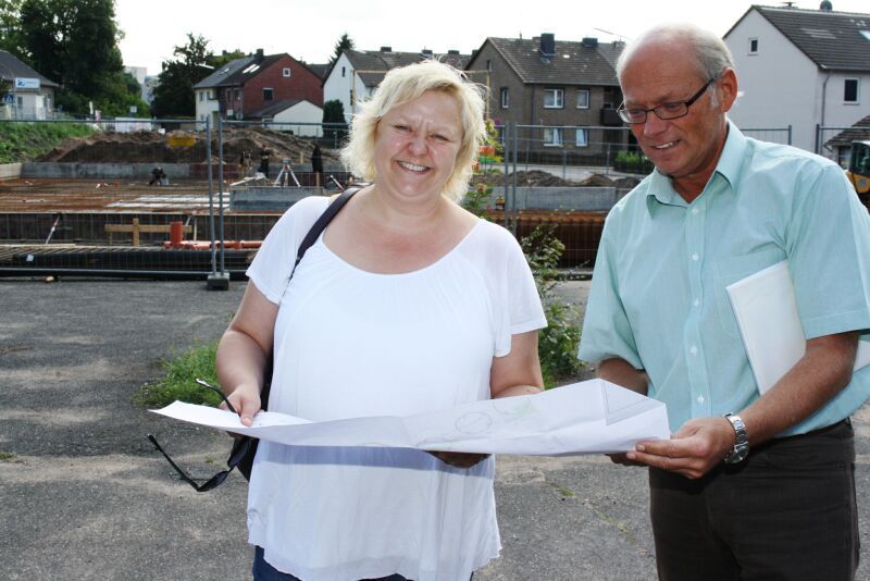 Vorfreude auf die neue Kita: Beate Schlich, Vorsitzende des Jugendhilfeausschusses, und Erster Beigeordneter Heinz Eschbach an der Baustelle.
