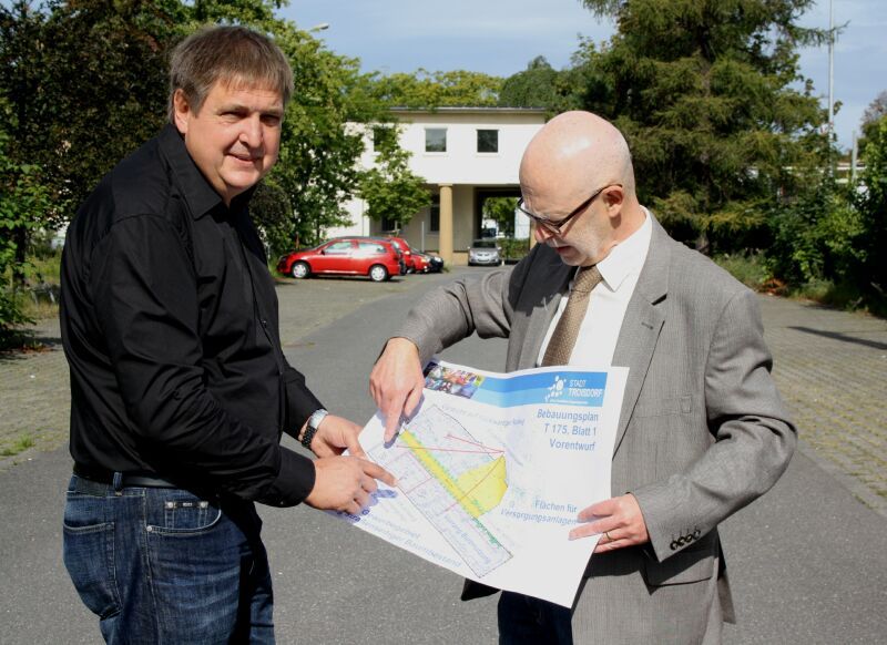 Die städtischen Experten prüfen die Pläne für das Gewerbegebiet.