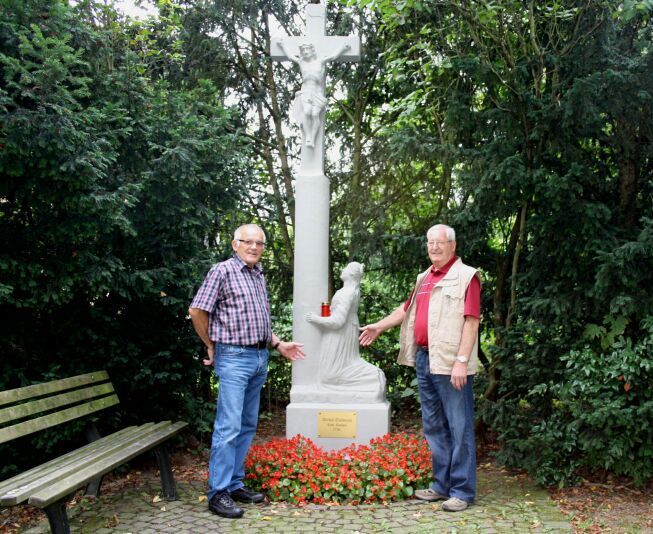 Haben ein Auge auf das Denkmal: Ortsvorsteher Alfons Weißenfels (links) und Herrmann Liel.