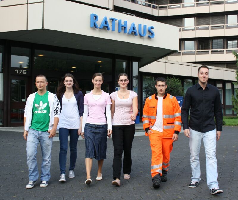 Auszubildende der Stadt auf dem Weg in den Beruf.