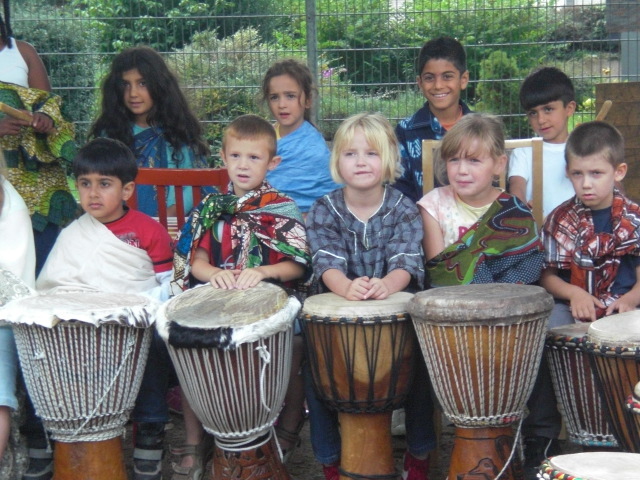 Begeistert von afrikanischen Klängen und Rhythmen: Die Kinder beim Abschlusstrommeltanzfest.
