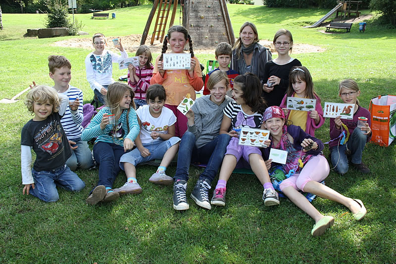 Viel Spaß in der Unterwelt: Troisdorfer Kinder erkundeten zusammen mit Astrid Mittelstaedt (hinten) den Stadtteilpark op de Hött.