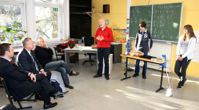 Erfinderclub-Leiter Hans Ulrich Herzog (Mitte) präsentierte Neues aus Troisdorf.