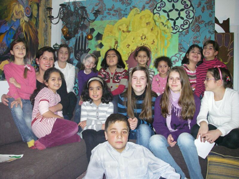 Künstlerin Christiane Gießler (links) betreute die jungen Künstler beim Malen der Troisdorf-Motive für die Ausstellung im Rathaus.