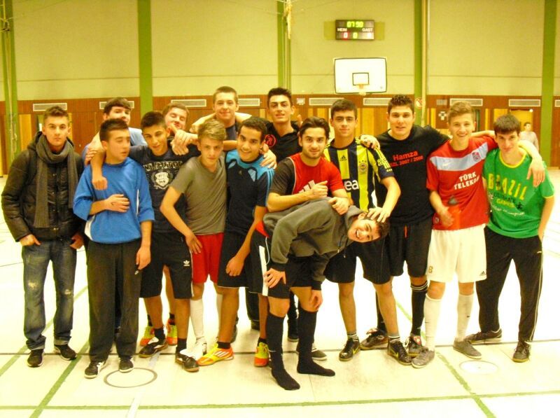 Die drei erstplatzierten Mannschaften beim Mitternachts-Fußball in der Sieglarer Sporthalle.