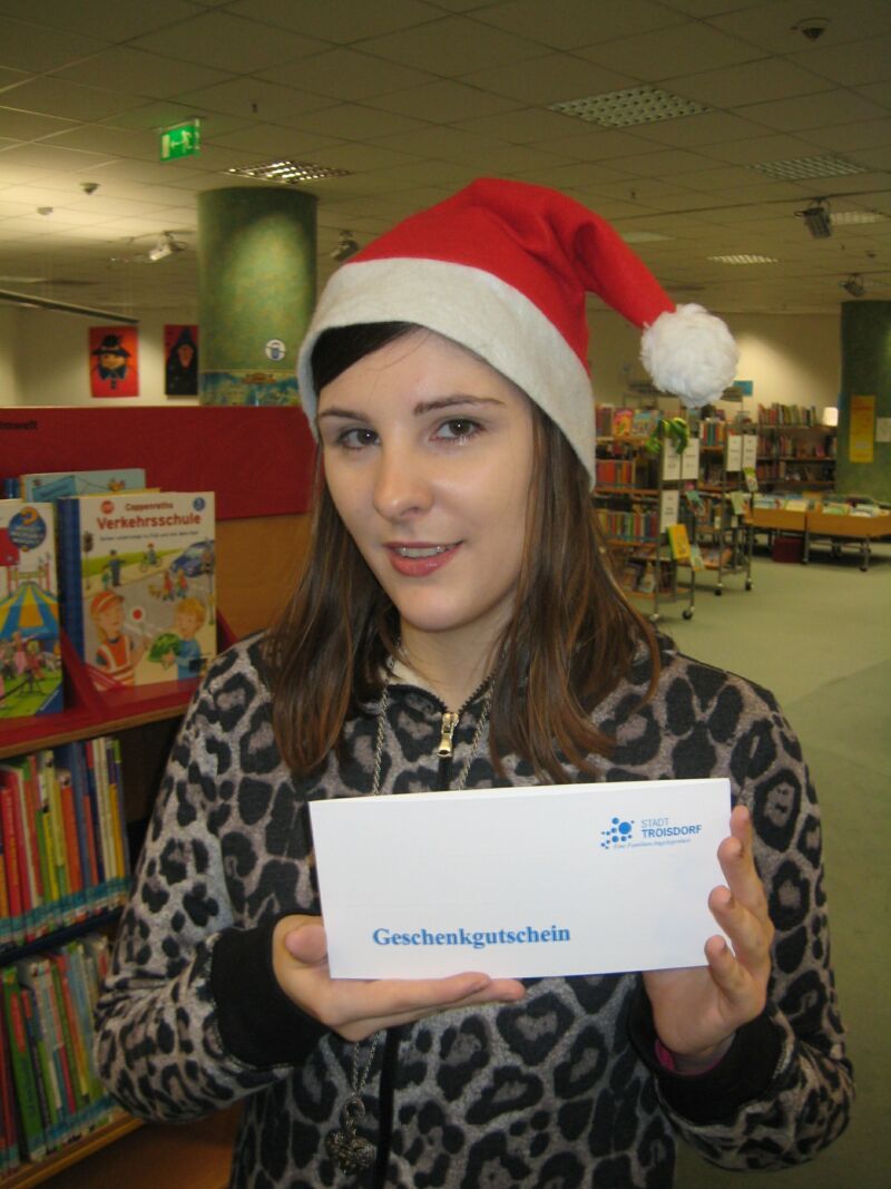 Gutschein als Geschenk: Bibliotheks-Auszubildende Julia Köchner hat schon einen.