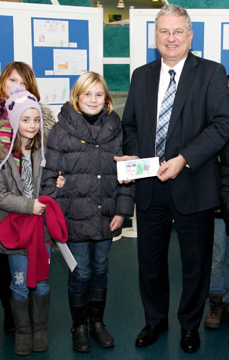 Bürgermeister Klaus-Werner Jablonski gratulierte Lisa-Marie Lindner zu ihrem Weihnachtsbild.