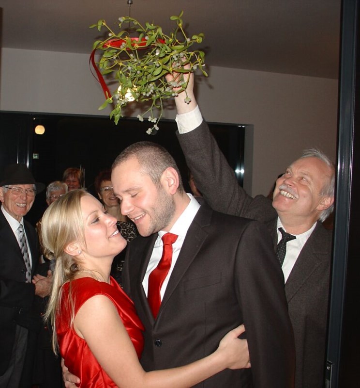 Glücklich unterm Mistelzweig: Auch Jannika und Daniel Lescrinier heirateten während des Weihnachtsmarkts auf Burg Wissem.