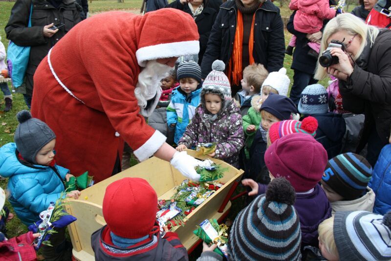 Der Nikolaus verteilte Leckeres op de Hött.