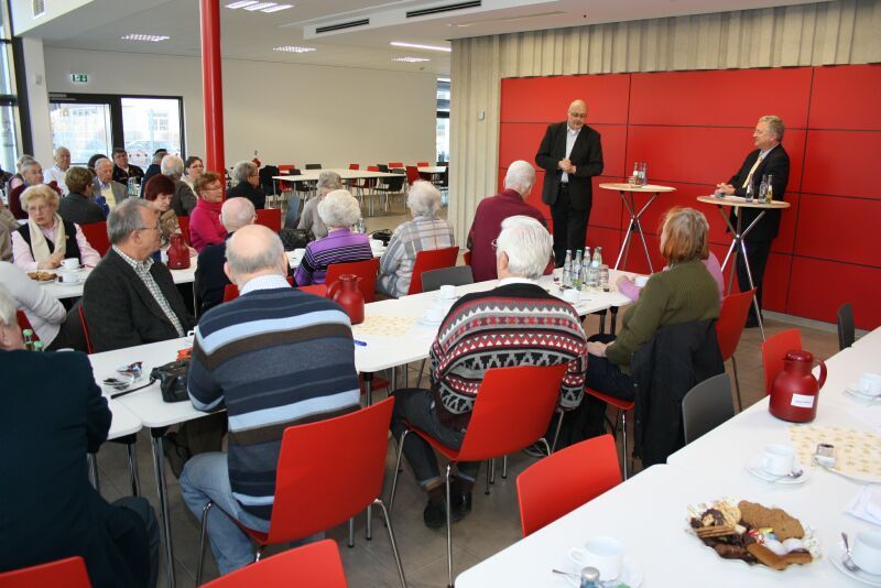 Gewinn für das Quartier: Bürgermeister Klaus-Werner Jablonski (hinten rechts) und Sozialamtsleiter Rolf Bertsche standen den Altenforst-Senioren Rede und Antwort.