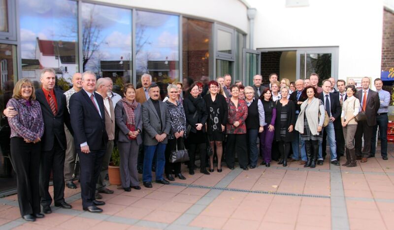 Die Jubilare und Ruheständler der Stadtverwaltung beim Gruppenfoto vor Restaurant Gutzeit.