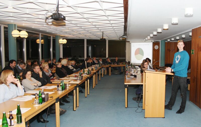 Altenforst-Schüler stellten die Ergebnisse der Troisdorfer Familienumfrage des Jugendamts im Jugendhilfeausschuss des Stadtrats vor.