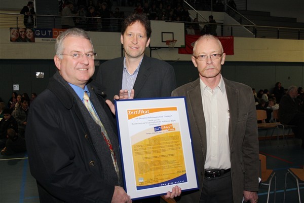 Zertifikat in den Händen: v.l. Bürgermeister Klaus-Werner Jablonski, Karsten Heusinger vom Verein kivi und Schulleiter Peter Martin.