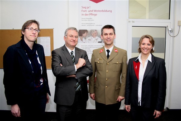 Zum Einzug in attraktive Räume gratuliert: v.l. Claudia Grunenberg, Bürgermeister Klaus-Werner Jablonski sowie Ralf Sick und Christina Körner von den Johannitern.