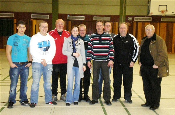 Die Organisatoren des Mitternachts-Turniers mit Alina Böhm (Mitte) und Ortsvorsteher „Schiri“ Alfons Bogolowski (rechts).