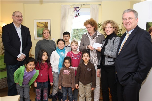 Großzügige Spende: v.r. Bürgermeister Klaus-Werner Jablonski, Claudia Siegmund und Claudia Hoffmann sowie links Rolf Bertsche freuen sich gemeinsam mit den Kindern.