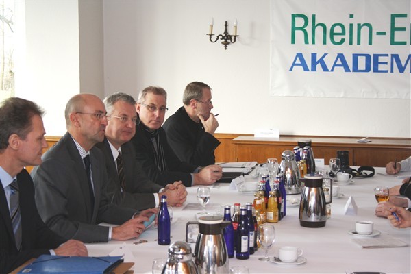 Neuer Standort der Rhein-Erft-Akademie: v.l. Rolf Gubisch, Michael Maier, Bürgermeister Klaus-Werner Jablonski und Hans-Peter Böninghausen in der Lehrwerkstatt.