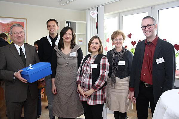 Gratulation zum Einzug: Bürgermeister Klaus-Werner Jablonski (links) und pro-familia-Leiter Benedikt Bock (rechts) mit einem Teil des Teams der Beratungsstelle.