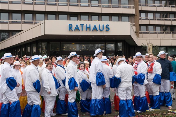 Die Narren haben im Rathaus frühzeitig die Macht übernommen, hier das Gefolge des Troisdorfer Trifoliums.