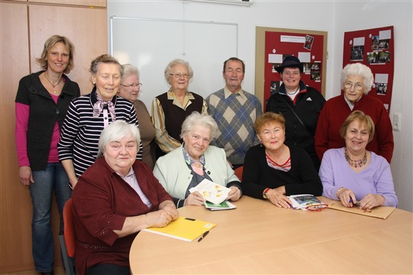 Kirsten Bentlage (links) mit den Mitgliedern der Senioren-Schreibwerkstatt.