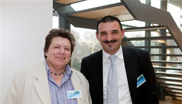 NRW-Staatssekretärin Marlis Bredehorst dankte dem Troisdorfer Erkan Zorlu für seine Arbeit in der Jury. Foto: Thierry Monasse.