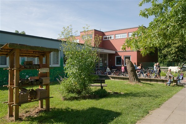 In den großzügigen Schulbau an der Alfred-Delp-Straße soll die evangelische Grundschule umziehen.